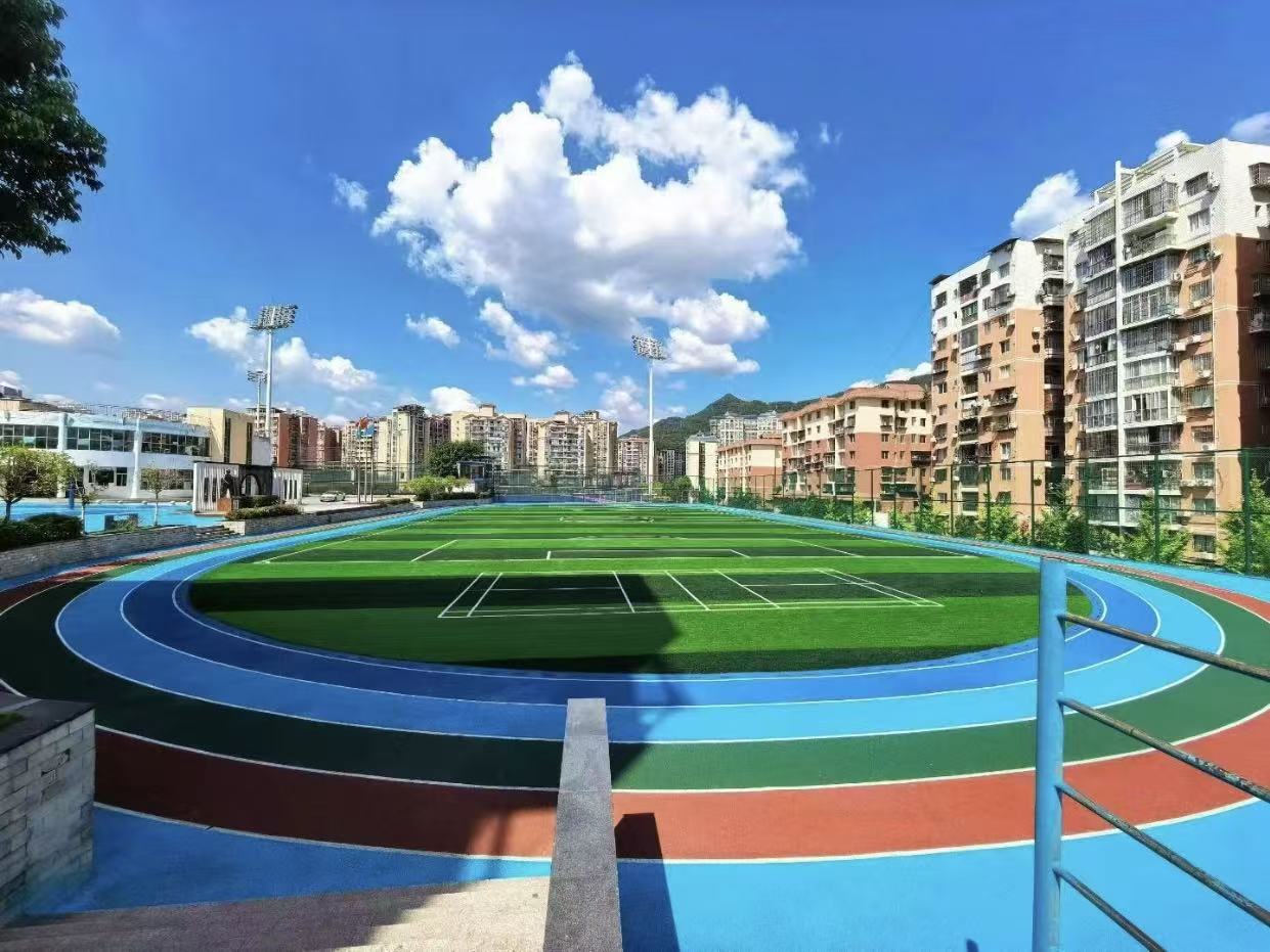 学校操场跑道用什么材料?