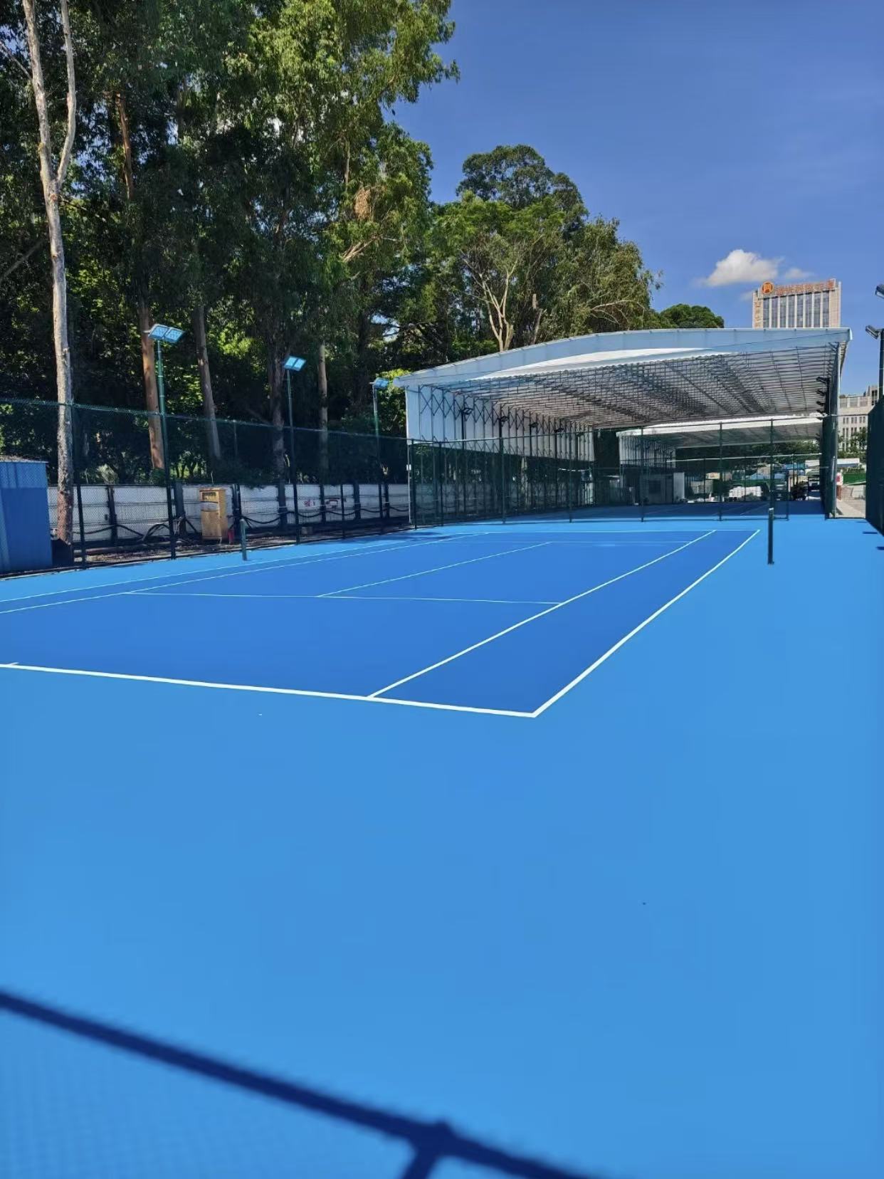 色彩持久如新：丙烯酸球场抵御紫外线摧残的秘诀