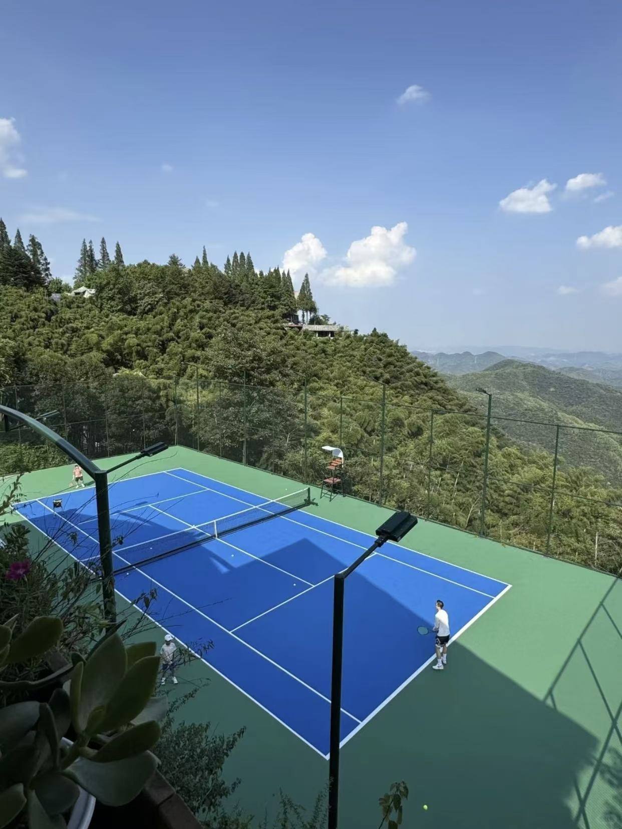 硅 PU 场地寿命多久？正确维护能达 8 年 +