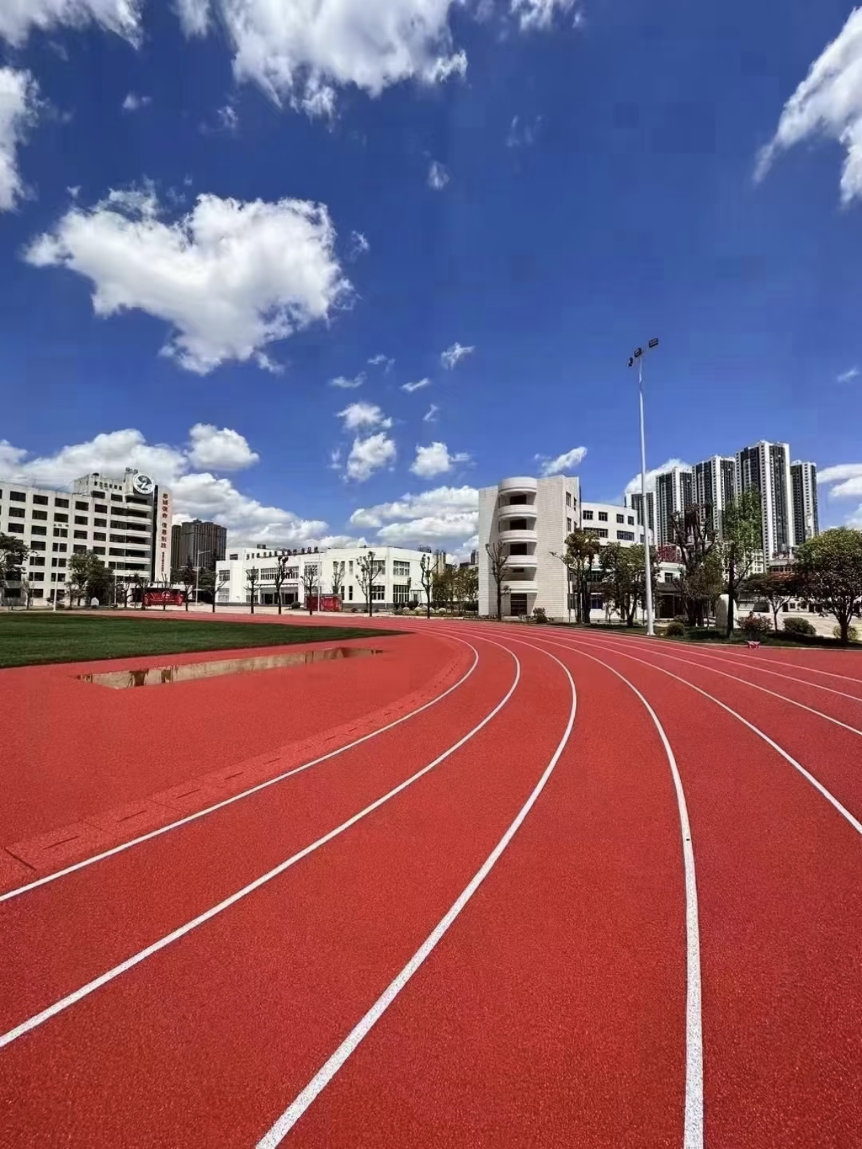 塑胶跑道:从起源到现代工艺演变的精彩旅程
