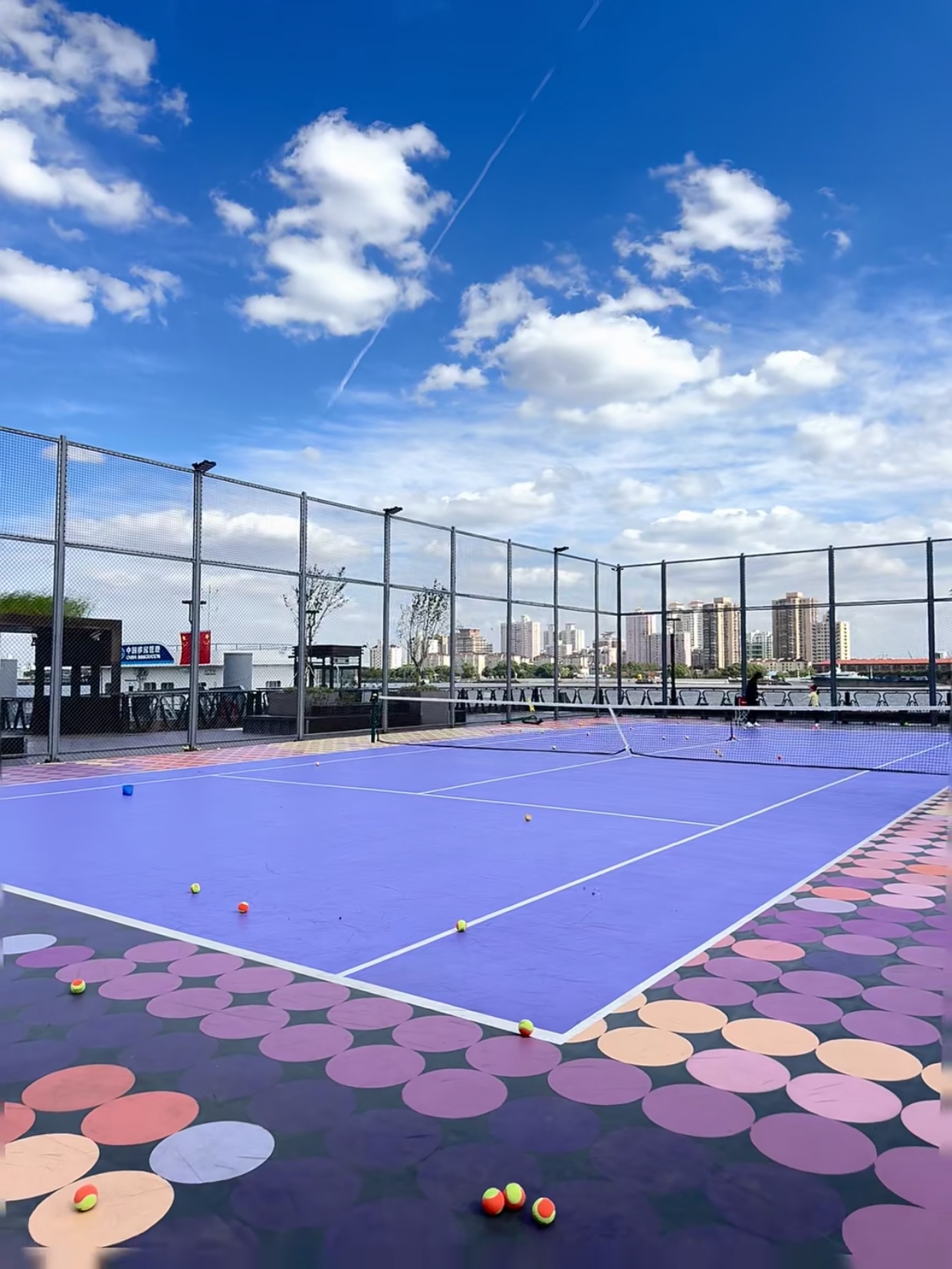 丙烯酸球场材料分类:硬地型与弹性型的差异解析