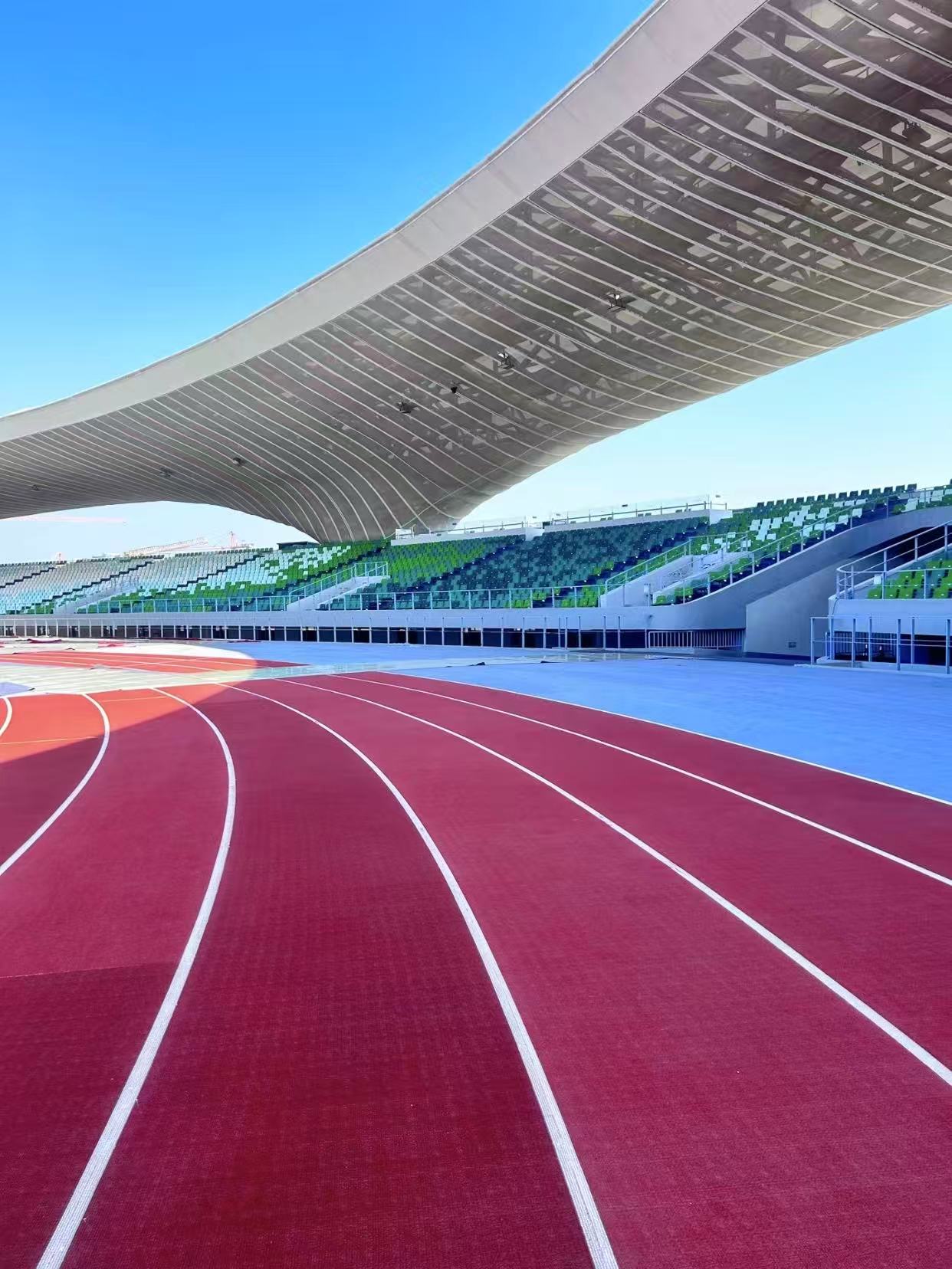 预制型塑胶跑道的低气味优势，铺装后快速投入使用