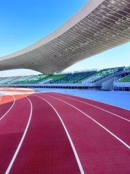 预制型塑胶跑道的低气味优势，铺装后快速投入使用