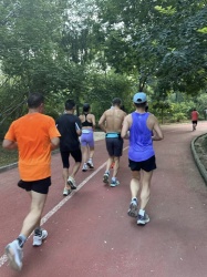 户外健身区塑胶跑道耐晒防水施工技巧