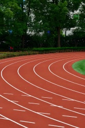 南方多雨/北方严寒：不同气候下塑胶跑道材料选型技巧