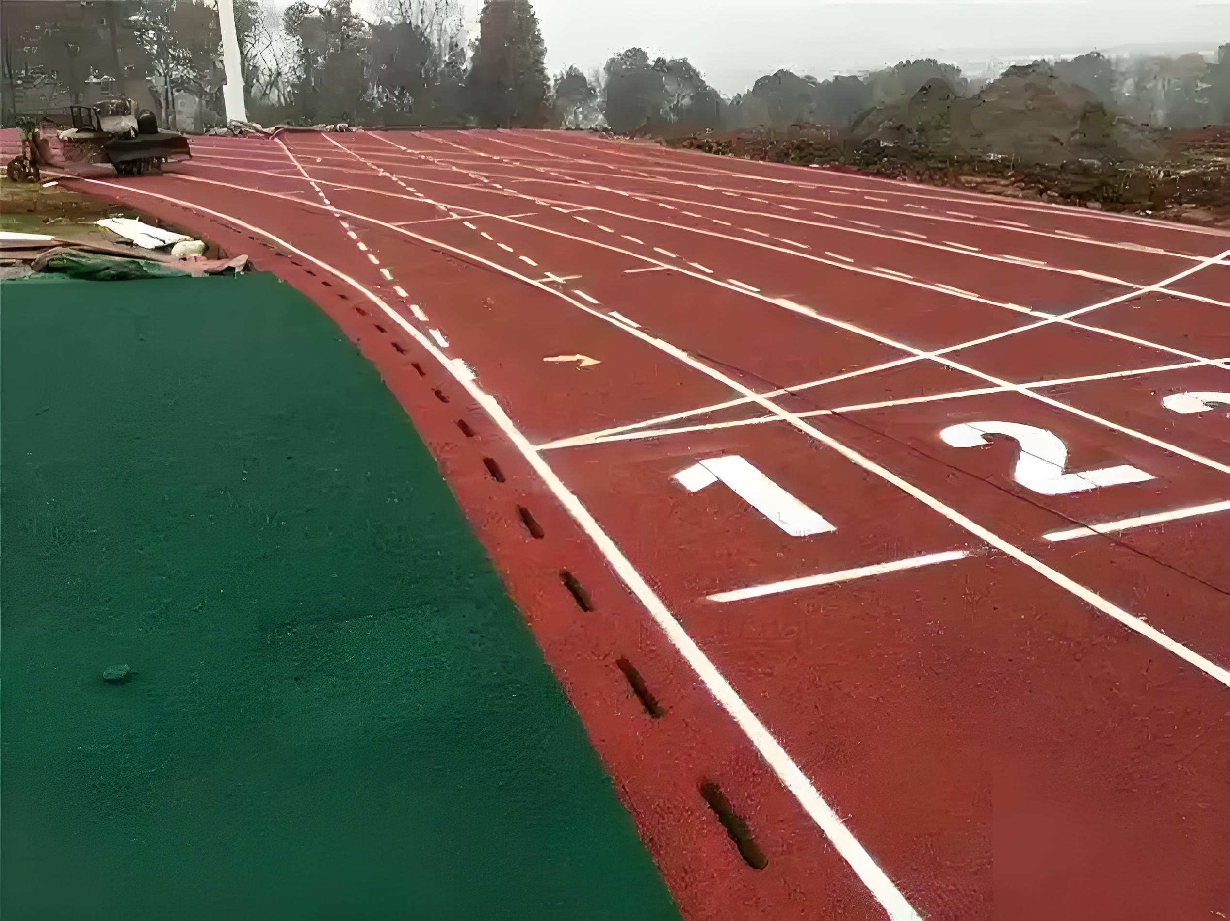 冬季结冰、夏季暴晒会缩短塑胶跑道寿命吗？如何防护？