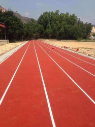 预制型塑胶跑道与传统现浇跑道的核心区别