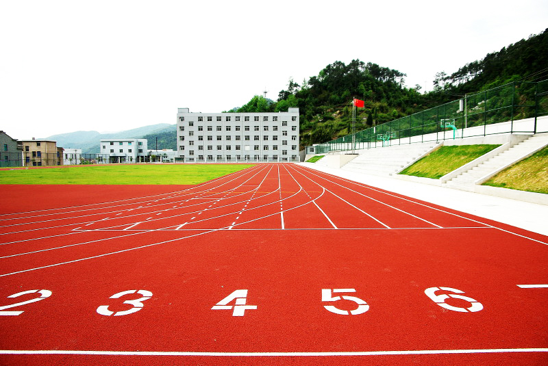 EPDM 颗粒 vs 透气型跑道：适用场景深度对比，如何选才不踩坑？