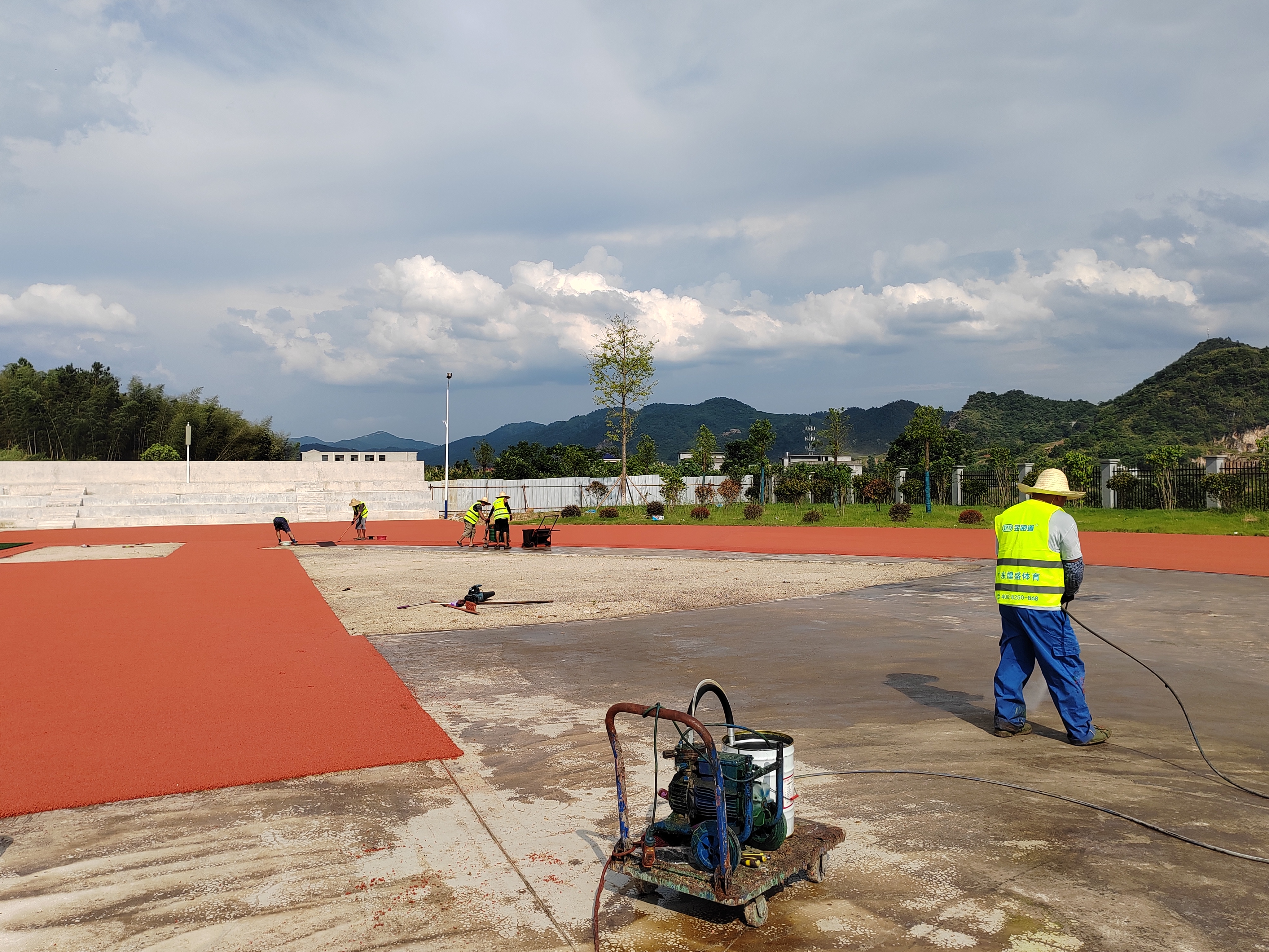 体育地材厂家能提供跑道材料现场技术指导吗？源头厂家一站式服务详解