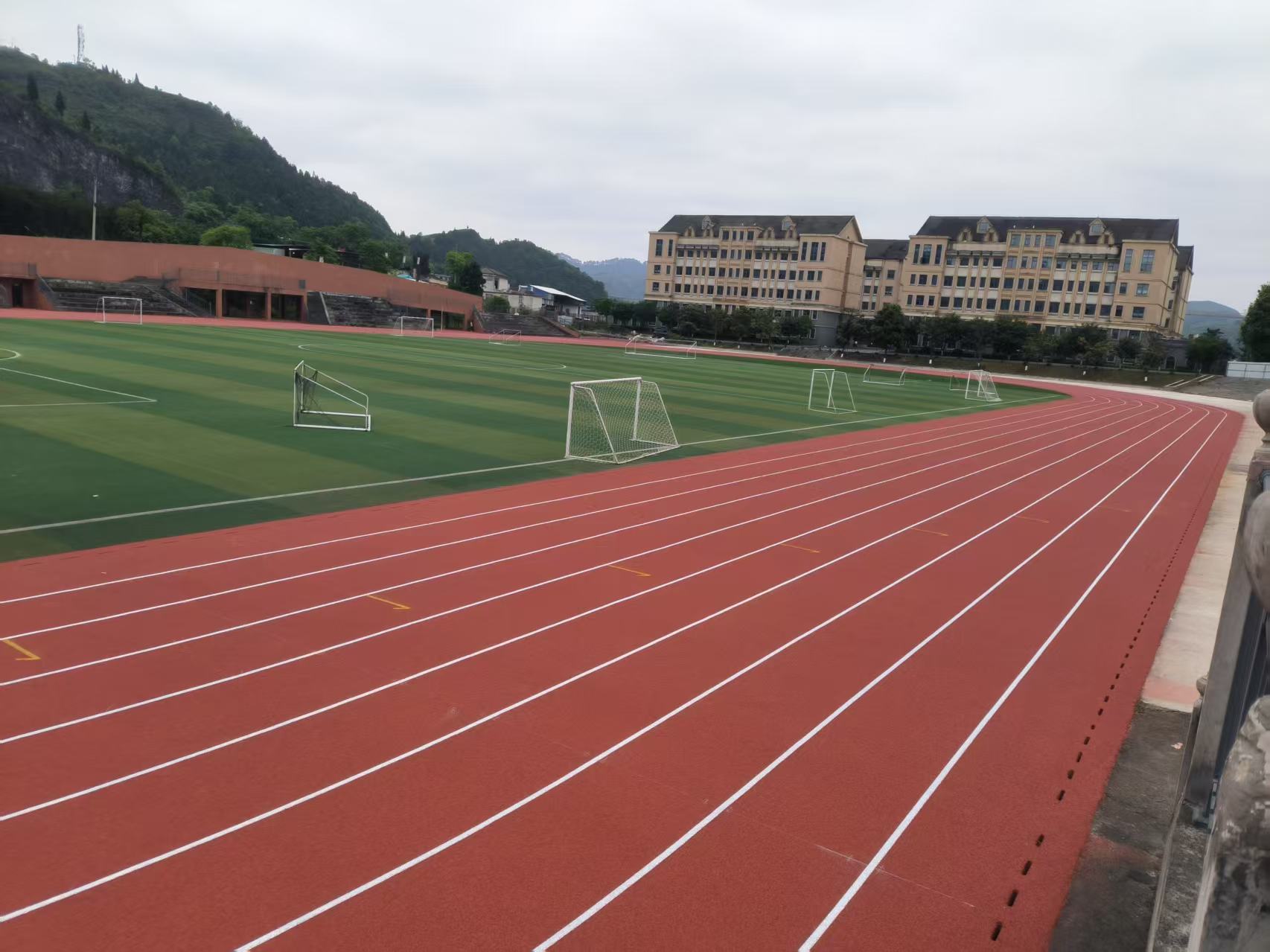 大学田径运动场适合铺设哪种高标准塑胶跑道?