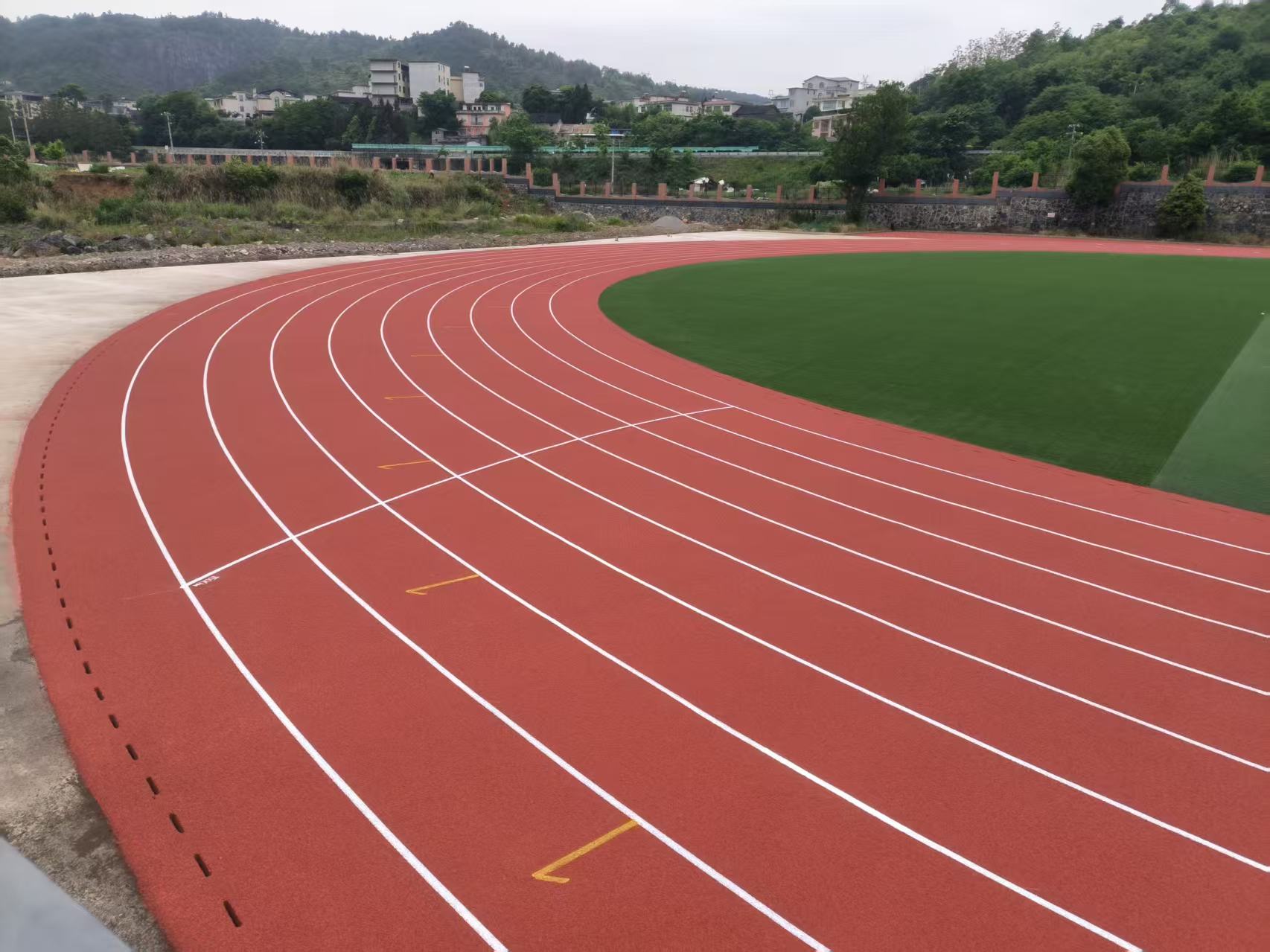 物业运动场项目，如何平衡预算、品质与长期运维成本？