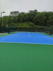 户外匹克球场地推荐使用哪种体育面层材料？